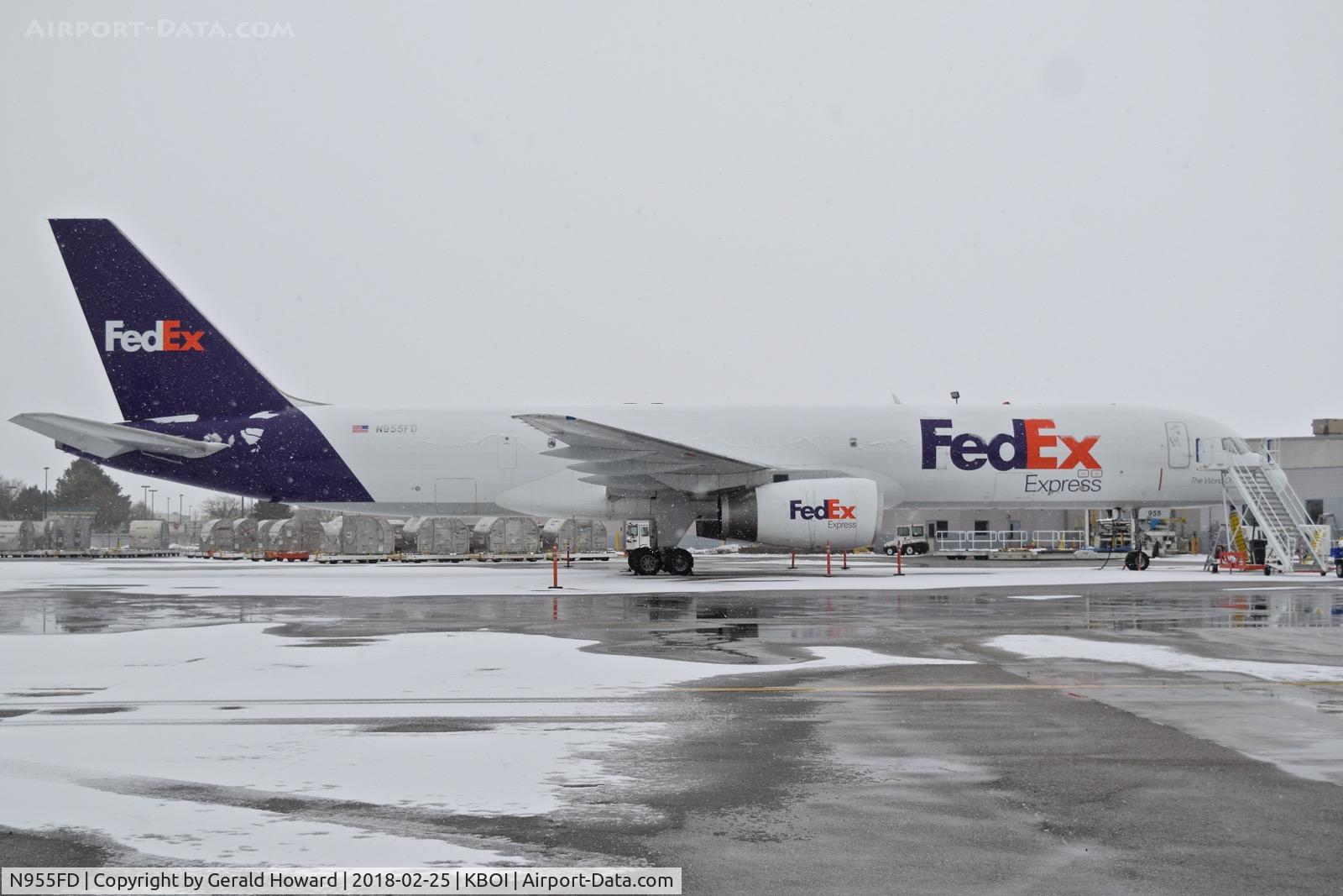N955FD, 1998 Boeing 757-236 C/N 29114, Parked for the weekend on the Fed Ex ramp.