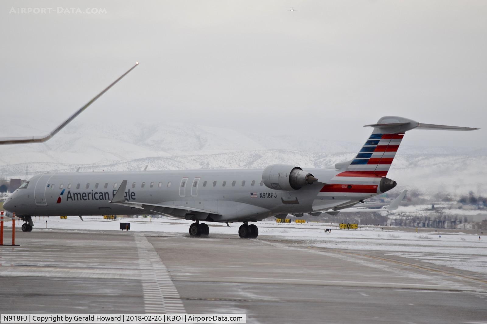 N918FJ, 2004 Bombardier CRJ-900ER (CL-600-2D24) C/N 15018, Taxiing to the gate.
