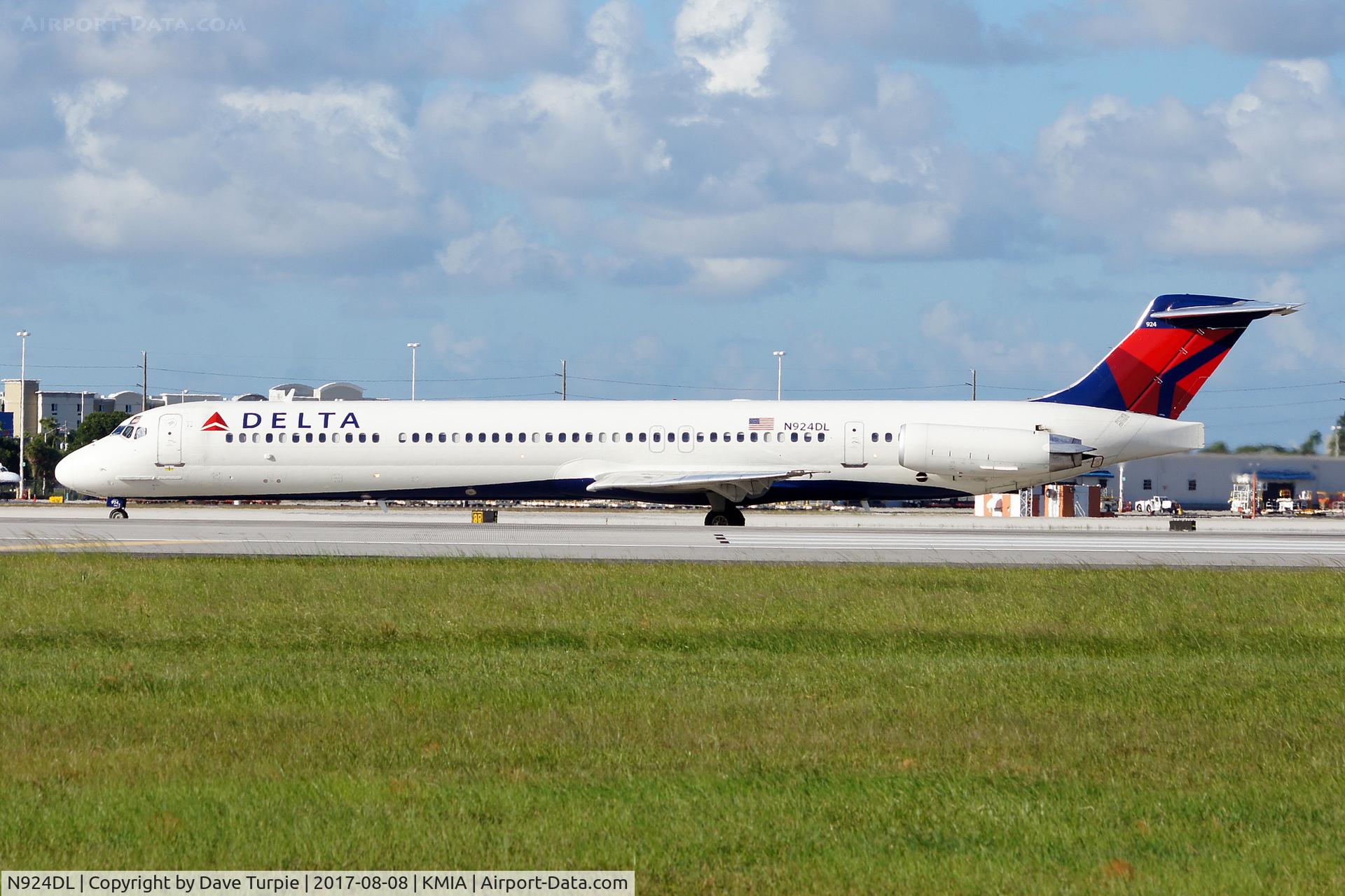 N924DL, 1988 McDonnell Douglas MD-88 C/N 49711, No comments.