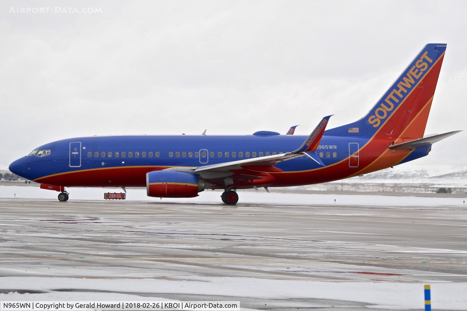 N965WN, 2011 Boeing 737-7H4 C/N 36677, Coming off Echo to the gate.