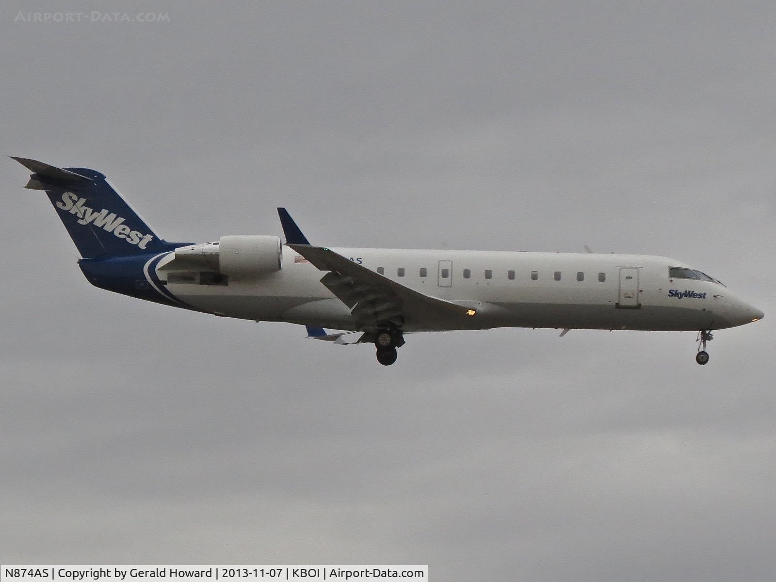N874AS, 2001 Bombardier CRJ-200ER (CL-600-2B19) C/N 7551, Landing RWY 10L.
