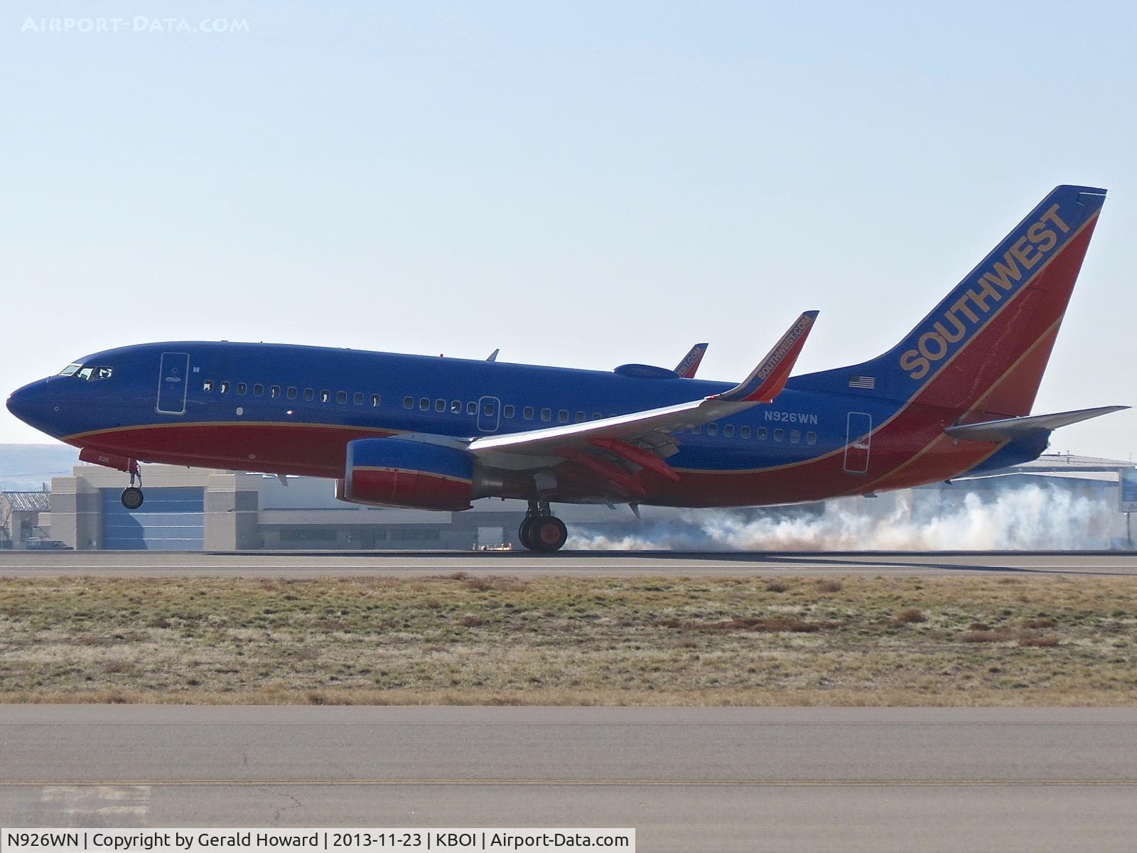 N926WN, 2008 Boeing 737-7H4 C/N 36629, Landing RWY 10L.