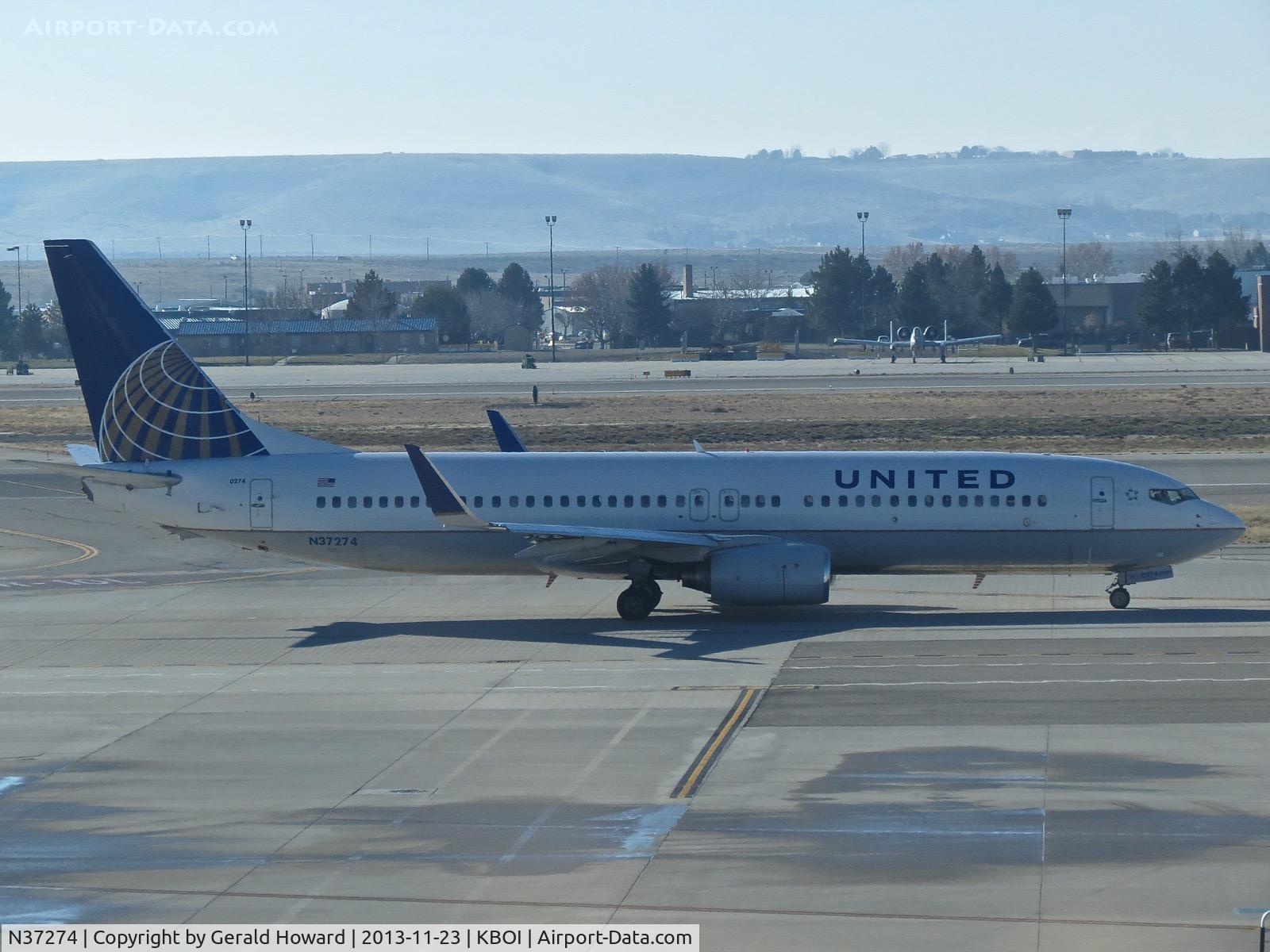 N37274, 2002 Boeing 737-824 C/N 31592, Taxiing on Alpha for RWY 10L.