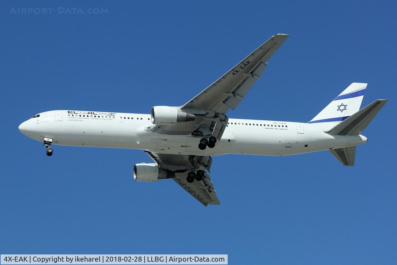 4X-EAK, 1997 Boeing 767-3Q8 C/N 27600, Flight from Boston on a landing glide to runway 30.