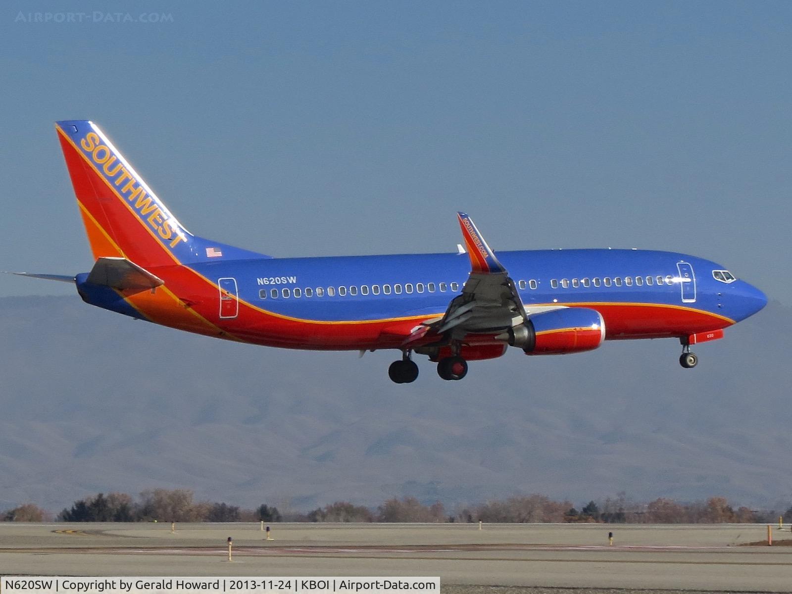 N620SW, 1996 Boeing 737-3H4 C/N 28036, Landing RWY 10L.