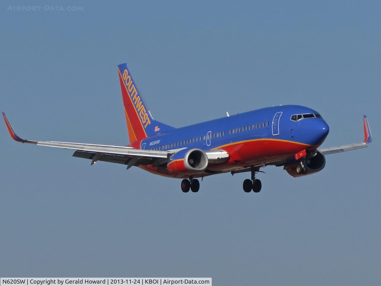 N620SW, 1996 Boeing 737-3H4 C/N 28036, On approach to RWY 10L.