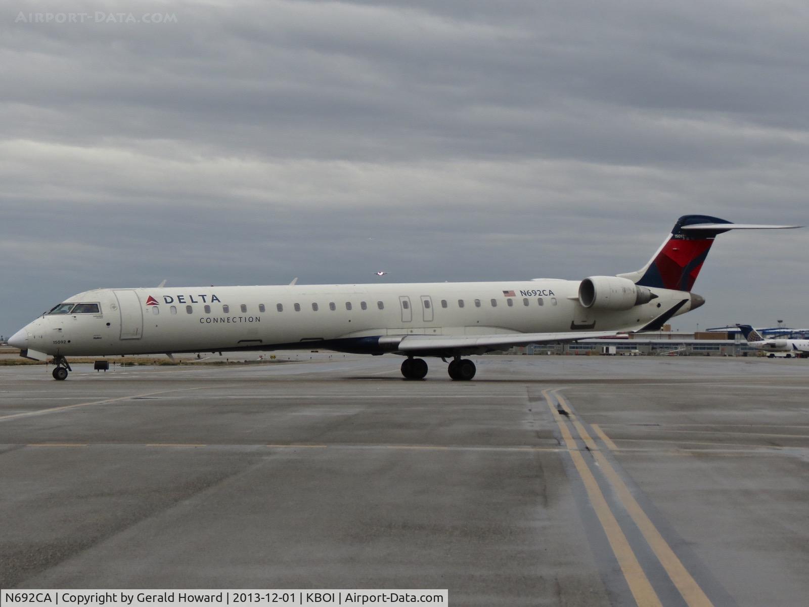 N692CA, 2006 Bombardier CRJ-900ER (CL-600-2D24) C/N 15092, Departing the gate for RWY 10L.