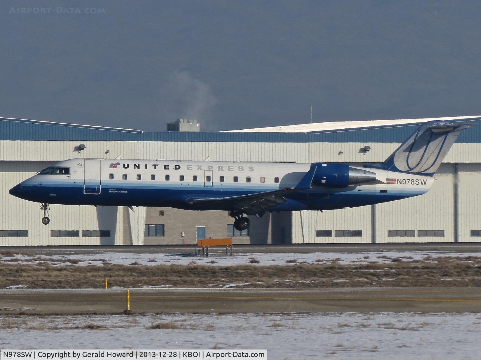 N978SW, 2004 Bombardier CRJ-200ER (CL-600-2B19) C/N 7953, Landing RWY 28R.