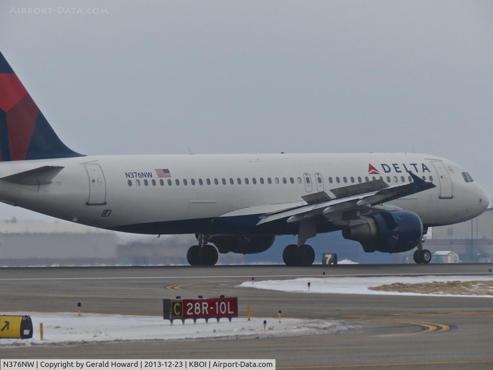 N376NW, 2002 Airbus A320-212 C/N 1812, Landing roll out on RWY 28R.
