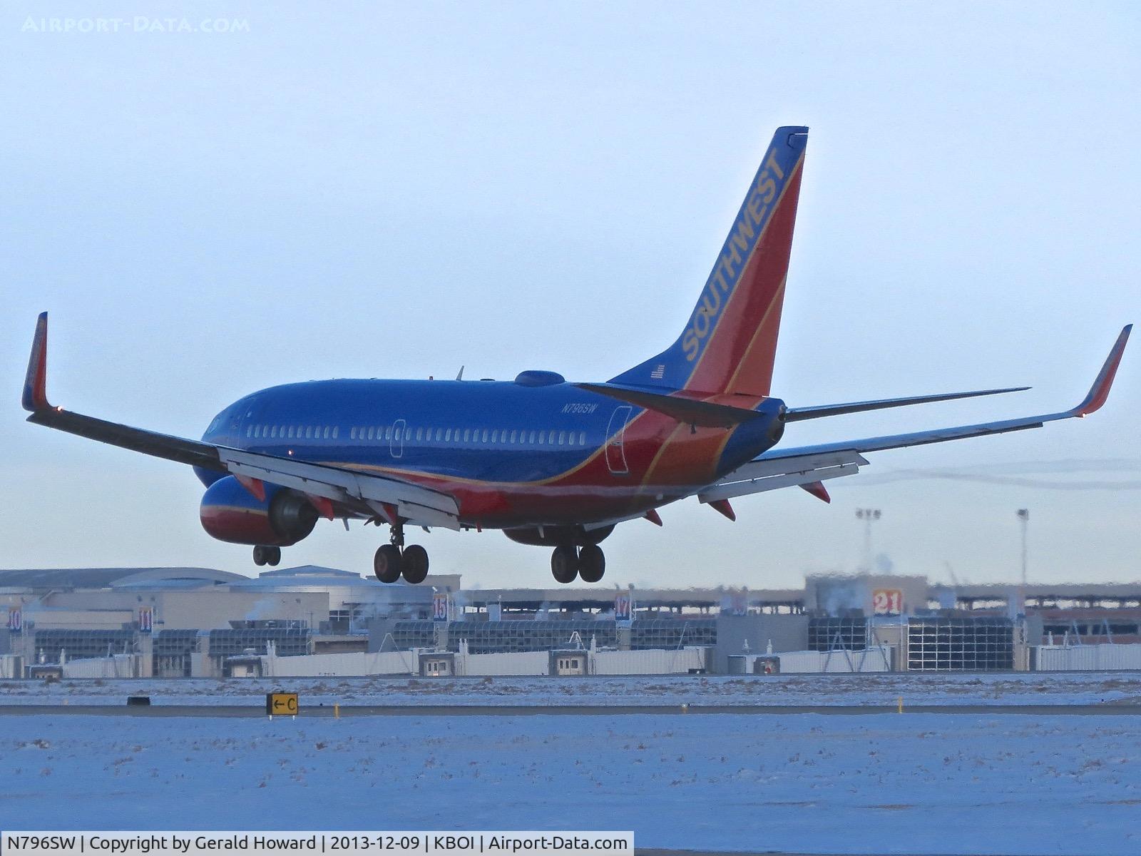 N796SW, 2001 Boeing 737-7H4 C/N 27889, Landing RWY 28R.