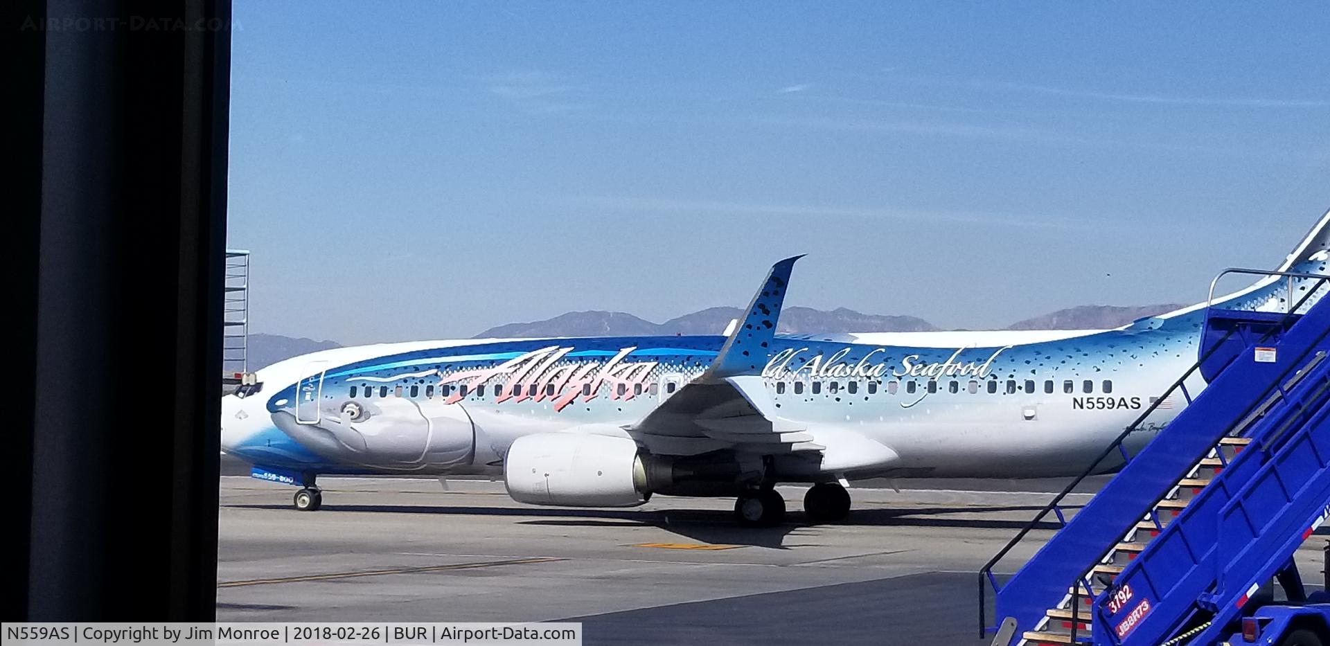N559AS, 2006 Boeing 737-890 C/N 35178, Waiting on Southwest to Denver, a fish swam by