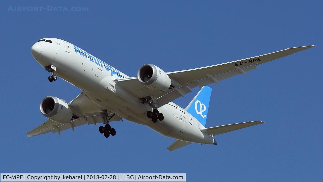 EC-MPE, 2017 Boeing 787-8 Dreamliner C/N 36418, Flight from Madrid on glide path to runway 30.