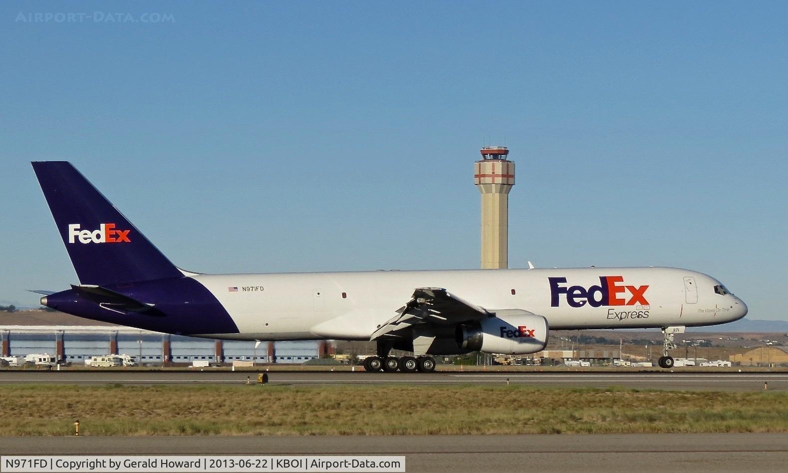 N971FD, 1995 Boeing 757-28A C/N 26277, Landing roll out in RWY 28R.