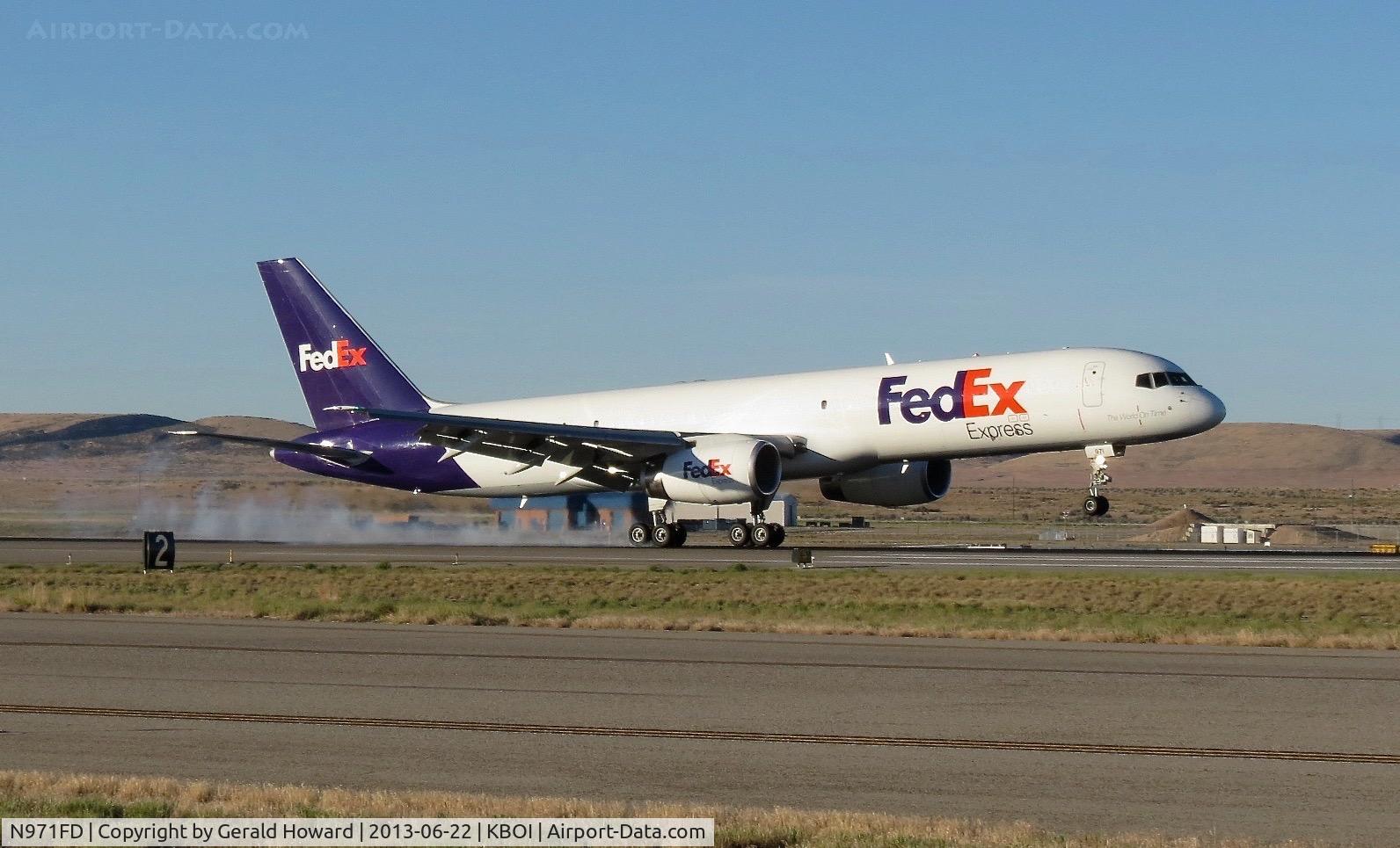 N971FD, 1995 Boeing 757-28A C/N 26277, Touch down on RWY 28R.