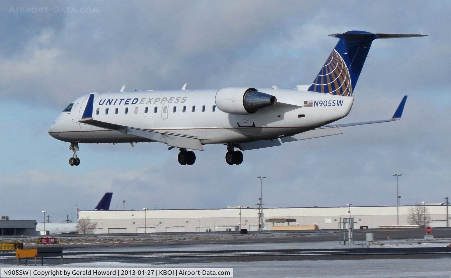 N905SW, 2000 Bombardier CRJ-200LR (CL-600-2B19) C/N 7437, Landing RWY 28R.