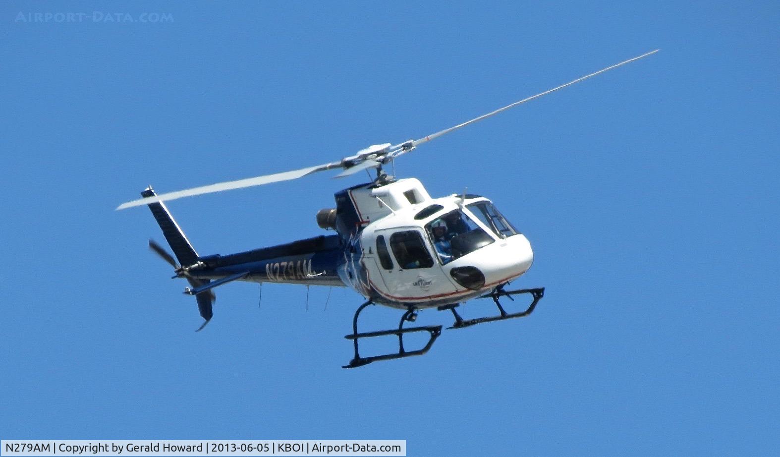N279AM, Aerospatiale AS-350B-3 Ecureuil C/N 4685, Landing approach to north GA ramp.