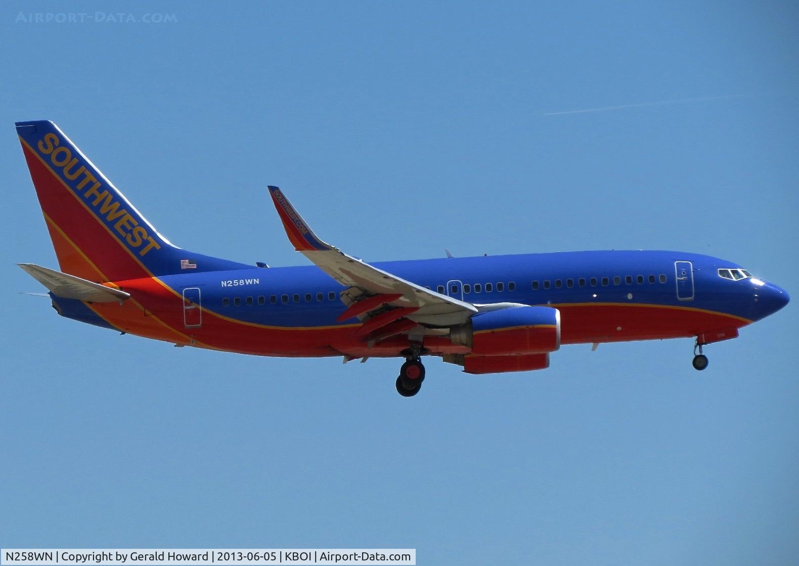 N258WN, 2006 Boeing 737-7H4 C/N 32516, Landing RWY 10L.