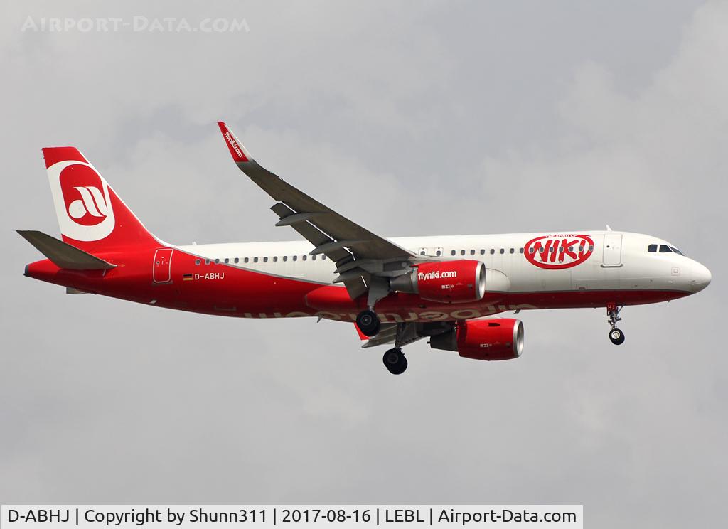 D-ABHJ, 2013 Airbus A320-214 C/N 5648, Landing rwy 07L