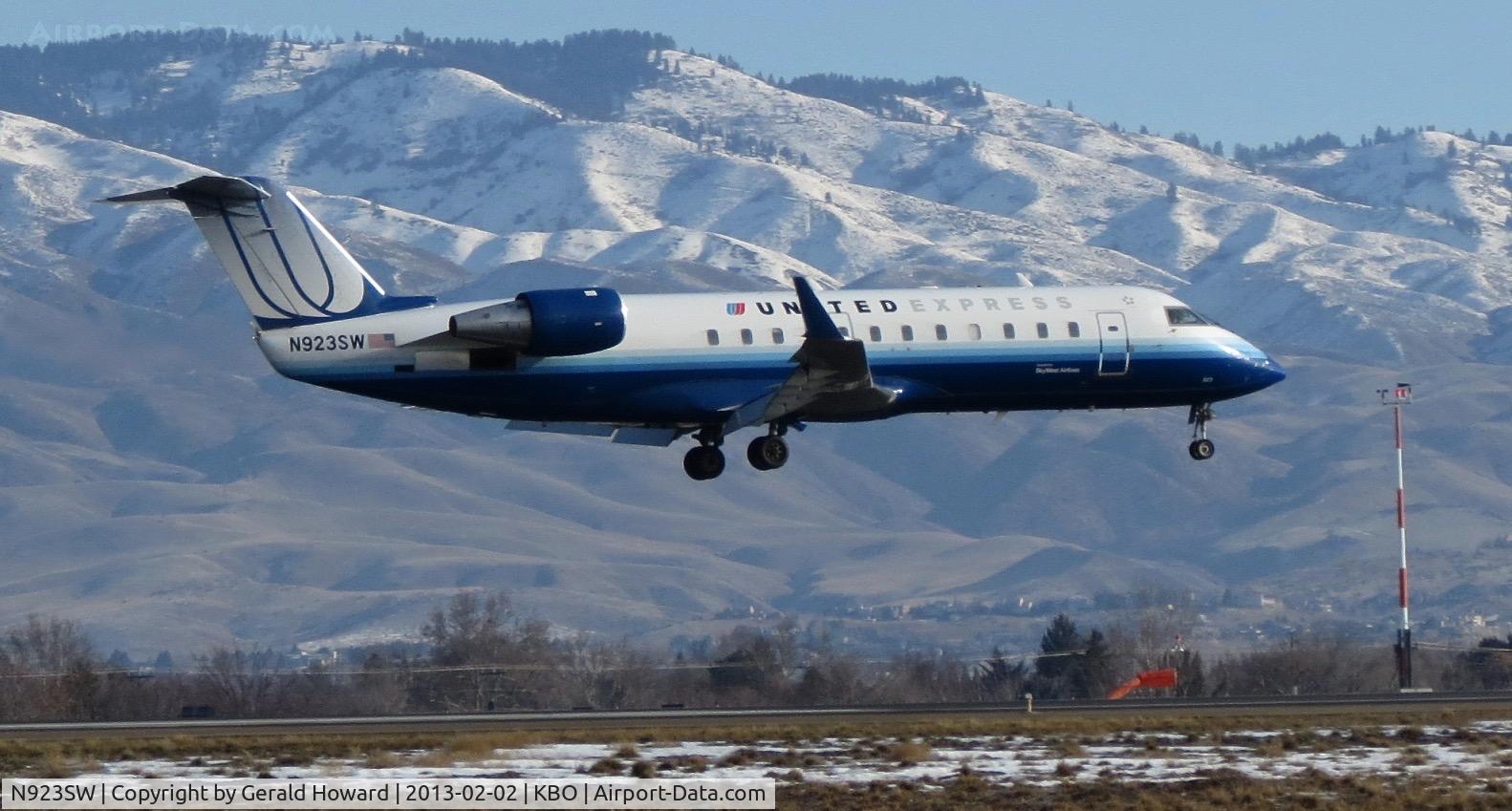 N923SW, 2002 Bombardier CRJ-200LR (CL-600-2B19) C/N 7664, Landing RWY 10L.