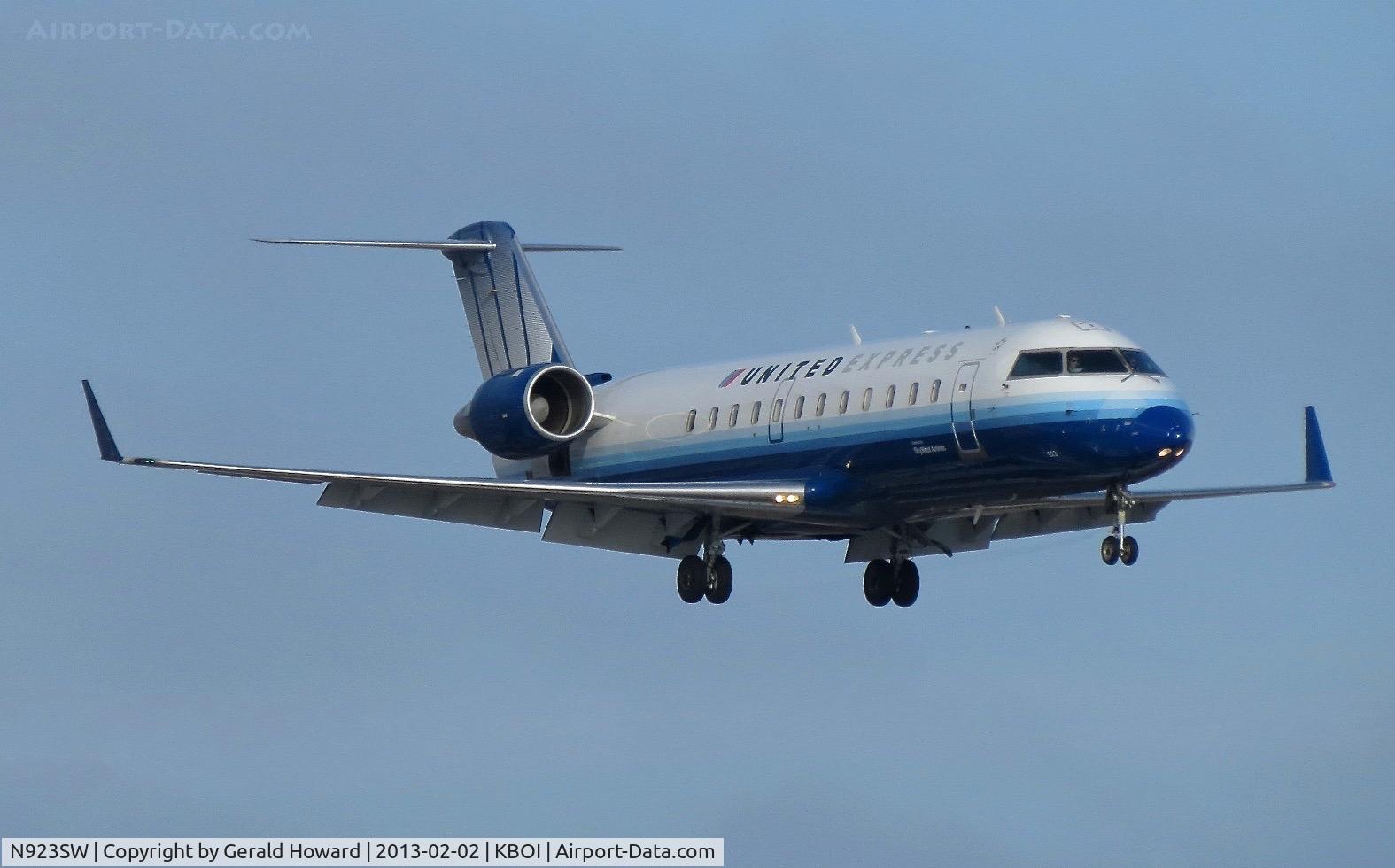 N923SW, 2002 Bombardier CRJ-200LR (CL-600-2B19) C/N 7664, On approach for RWY 10L.