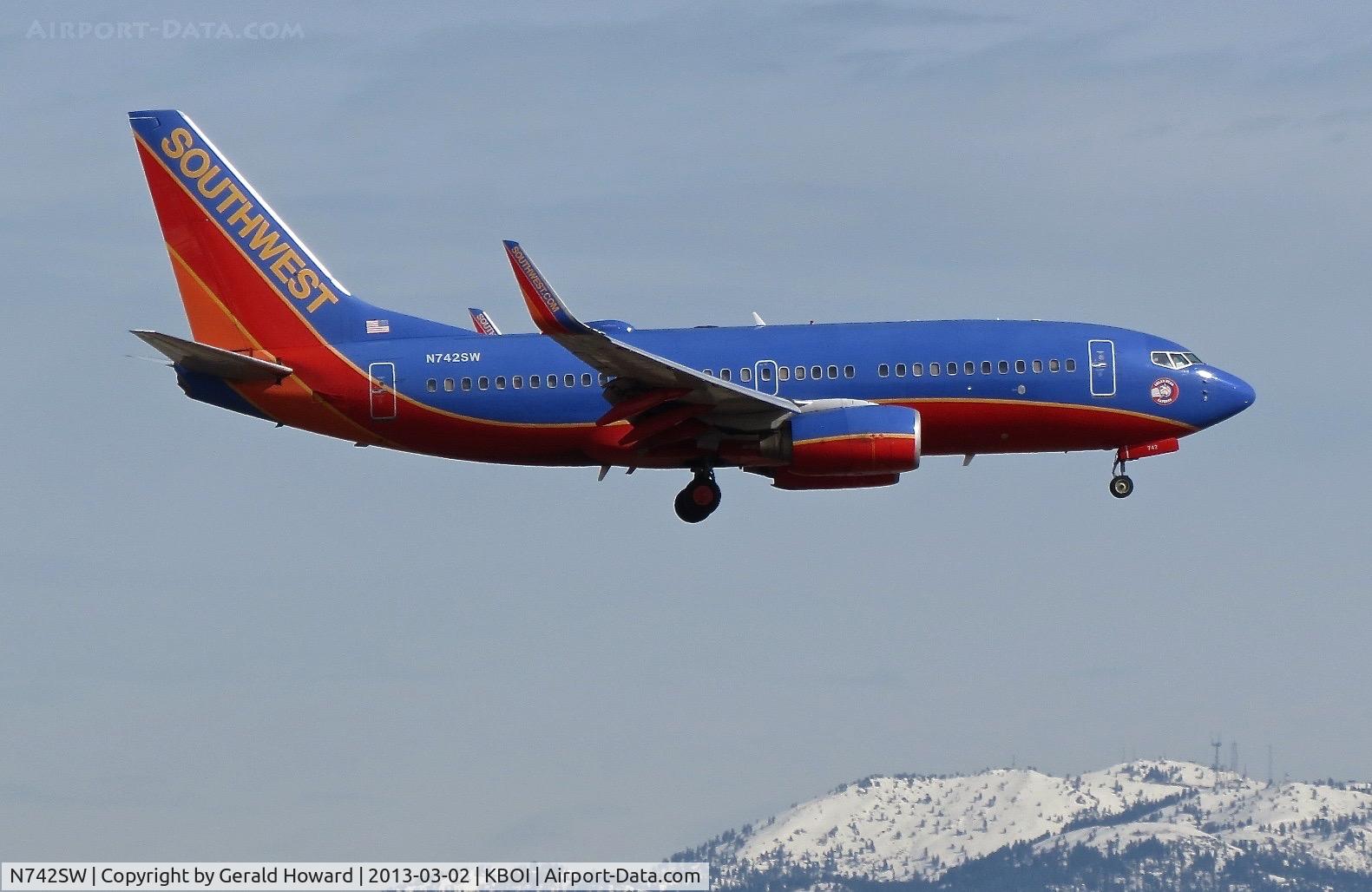 N742SW, 1998 Boeing 737-7H4 C/N 29278, Landing RWY 10L.