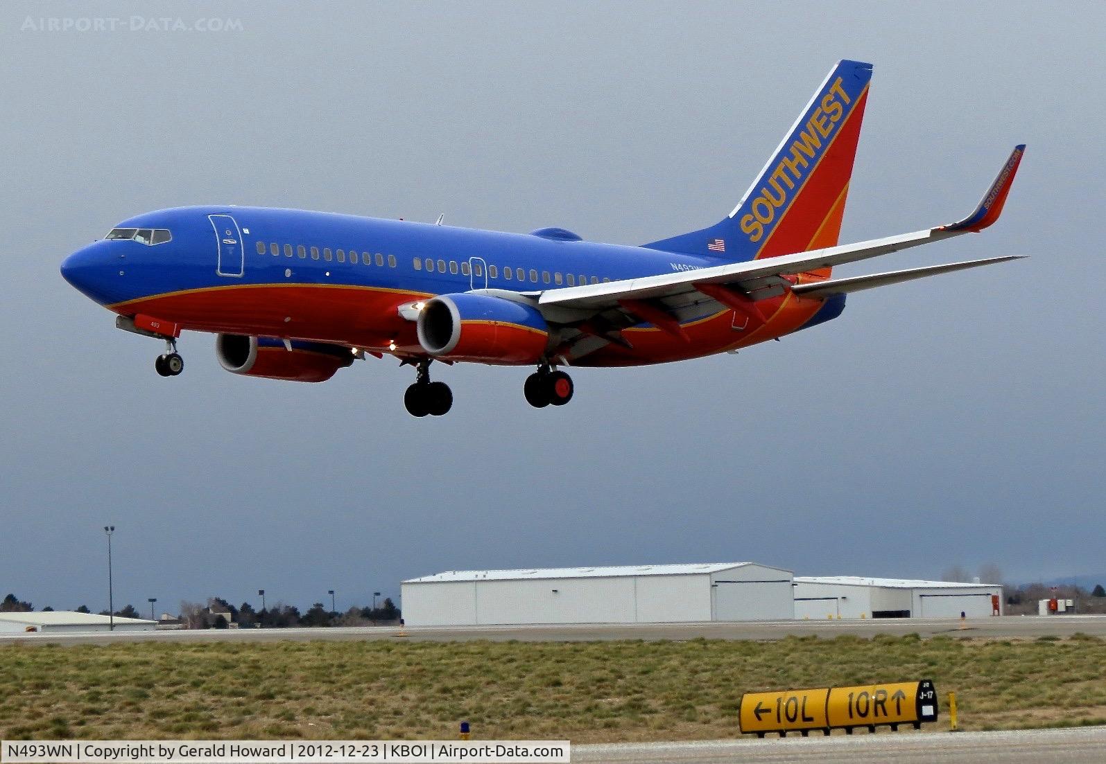 N493WN, 2004 Boeing 737-7H4 C/N 32477, Landing RWY 10L.