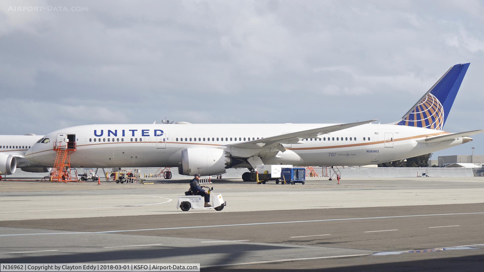 N36962, 2015 Boeing 787-9 Dreamliner C/N 35880, SFO 2018.