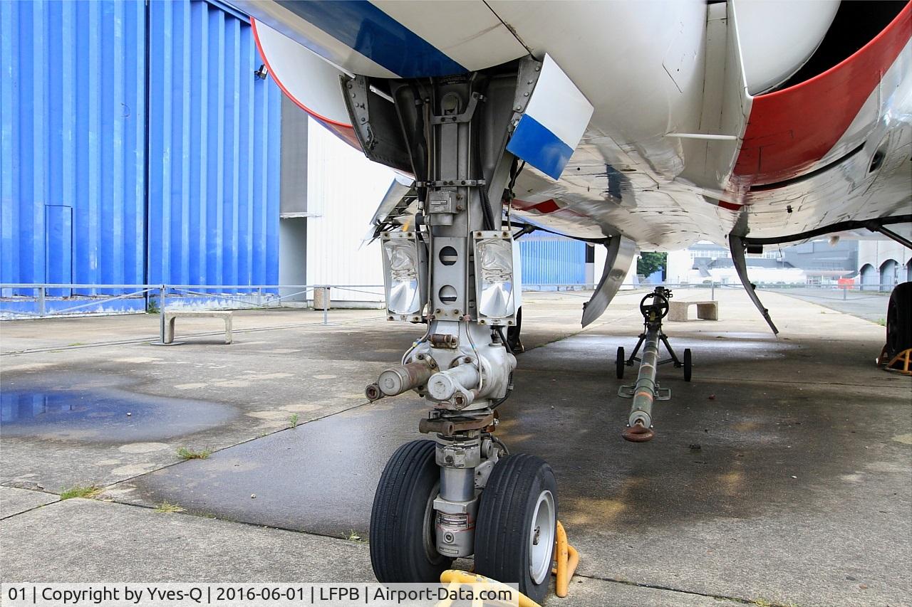 01, 1979 Dassault Mirage 4000 C/N 01, Dassault Mirage 4000, front landing gear close up view, Air & Space Museum Paris-Le Bourget (LFPB)