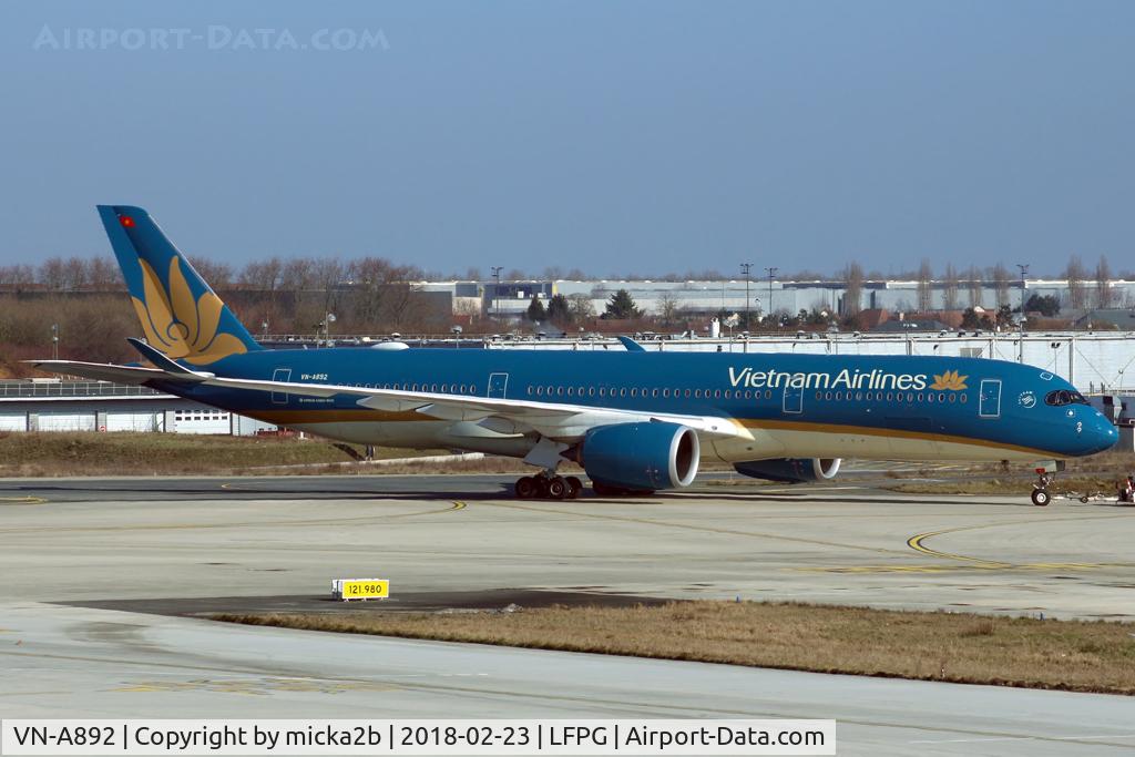 VN-A892, 2017 Airbus A350-941 C/N 0086, Taxiing