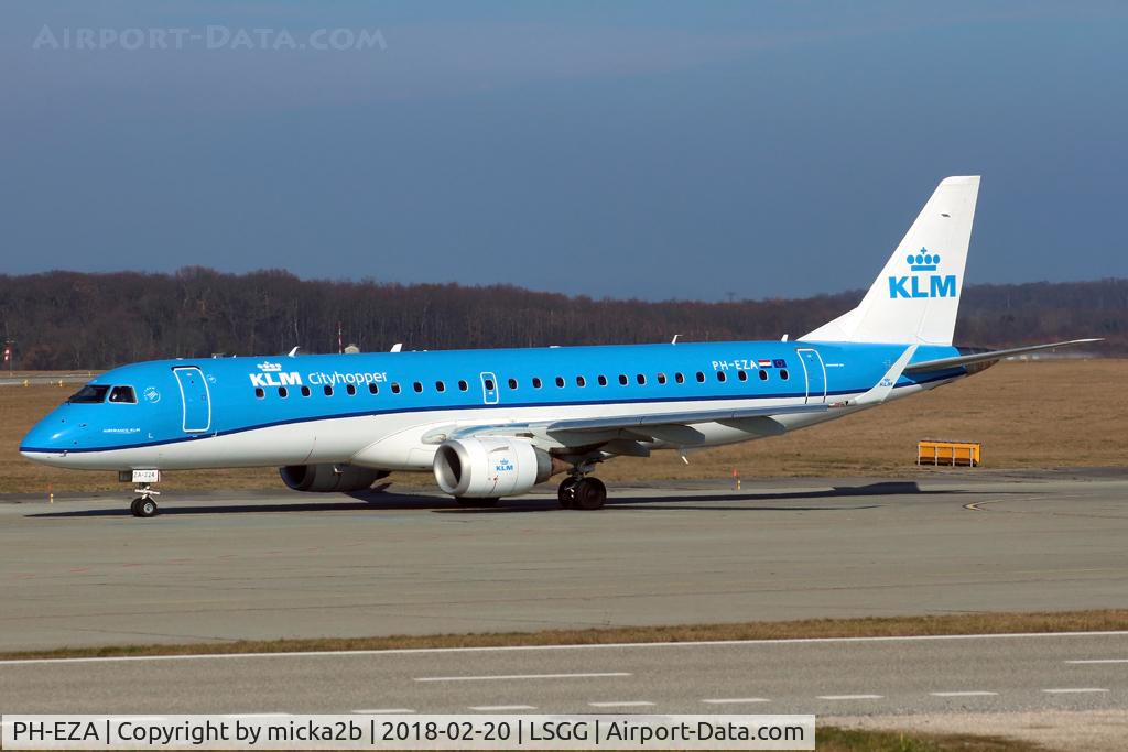 PH-EZA, 2008 Embraer 190LR (ERJ-190-100LR) C/N 19000224, Taxiing