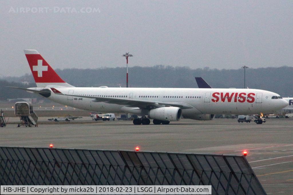 HB-JHE, 2009 Airbus A330-343 C/N 1084, Taxiing