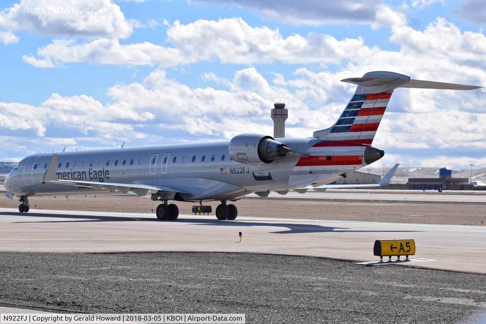 N922FJ, 2004 Bombardier CRJ-900ER (CL-600-2D24) C/N 15022, Taxiing on Alpha for the gate.