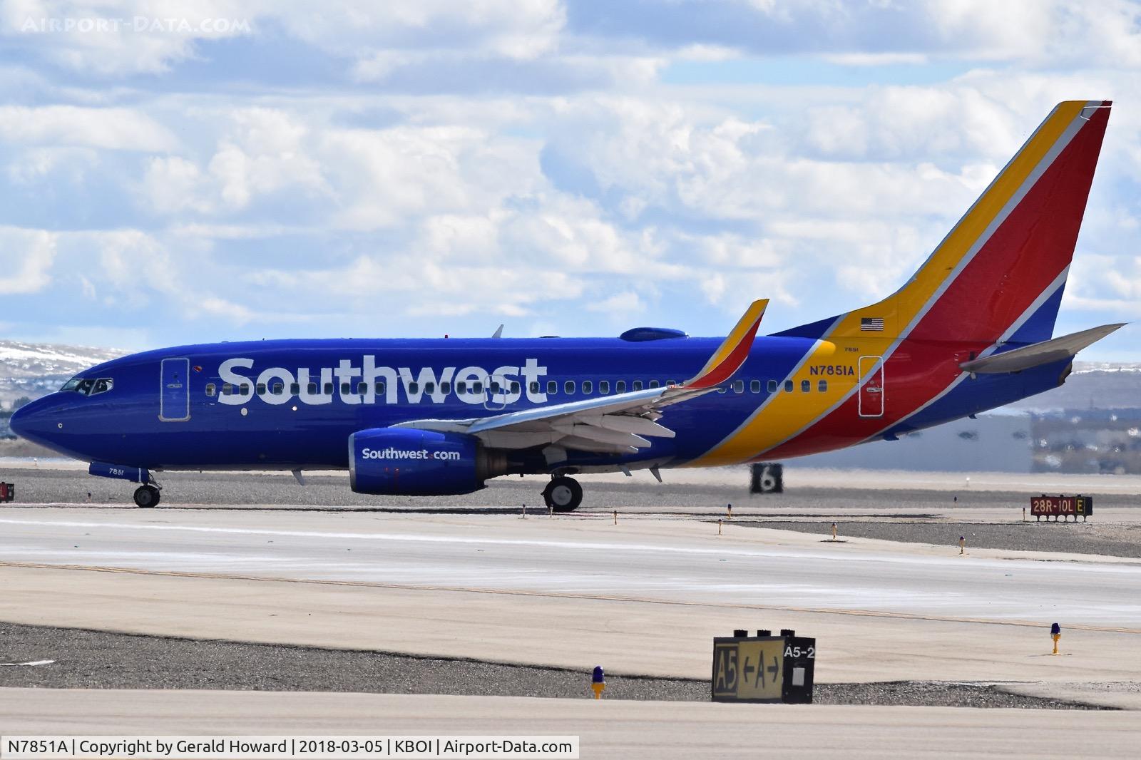 N7851A, 2001 Boeing 737-7Q8 C/N 28240, Onto Alpha from Echo after landing RWY 28R.