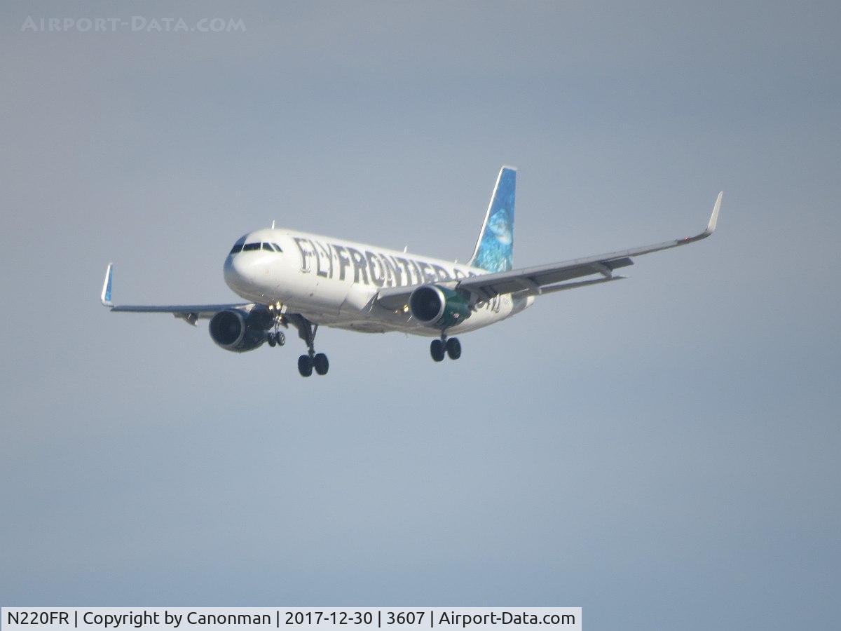 N220FR, 2013 Airbus A320-214 C/N 5661, Landing