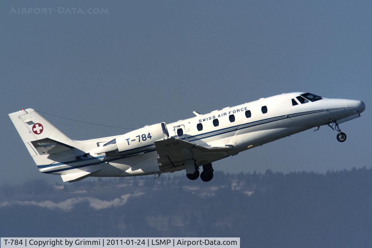 T-784, 2002 Cessna 560 Citation Excel C/N 560-5269, Taking off in Payerne, in front of the Jura mountains