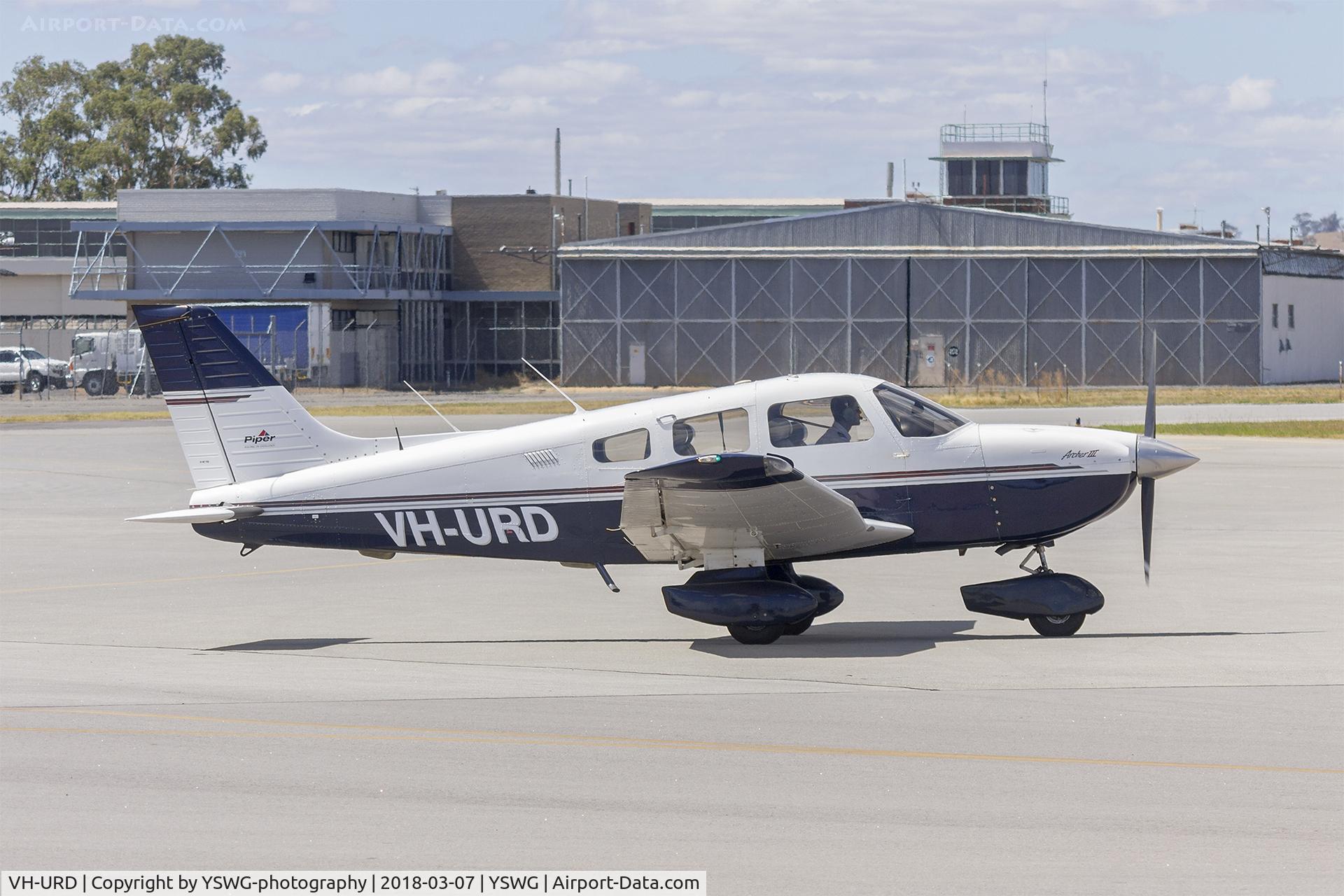 VH-URD, 1997 Piper PA-28-181 Archer III C/N 2843099, Piper PA-28-181 Archer III (VH-URD) taxiing at Wagga Wagga Airport