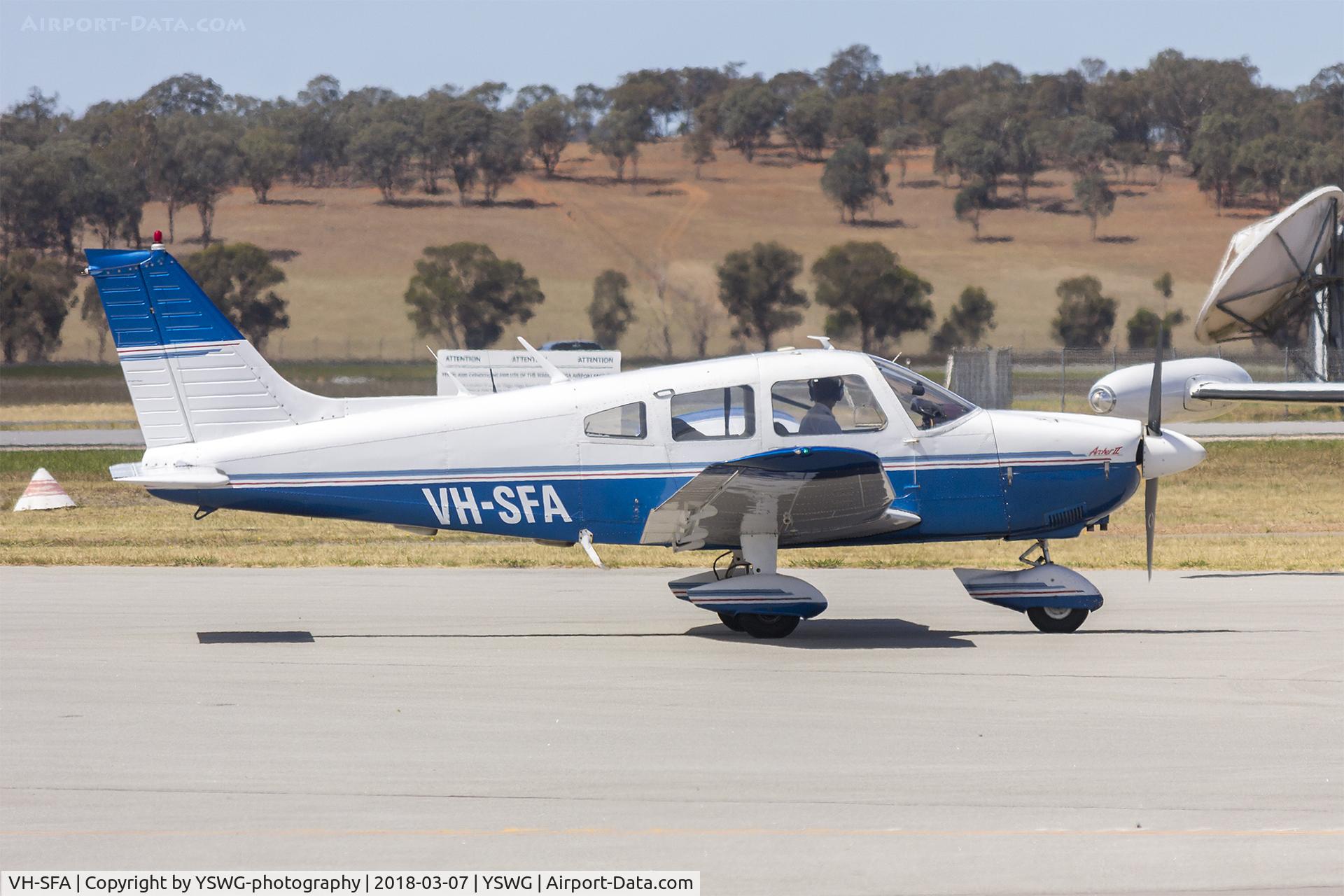 VH-SFA, 1976 Piper PA-28-181 Archer II C/N 28-7690364, Piper PA-28-181 Archer II (VH-SFA) taxiing at Wagga Wagga Airport
