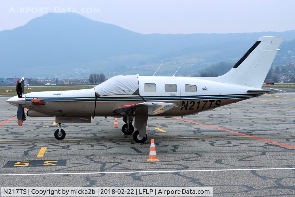N217TS, Piper PA-46-350P JetPROP DLX Malibu Mirage C/N 4636144, Parked