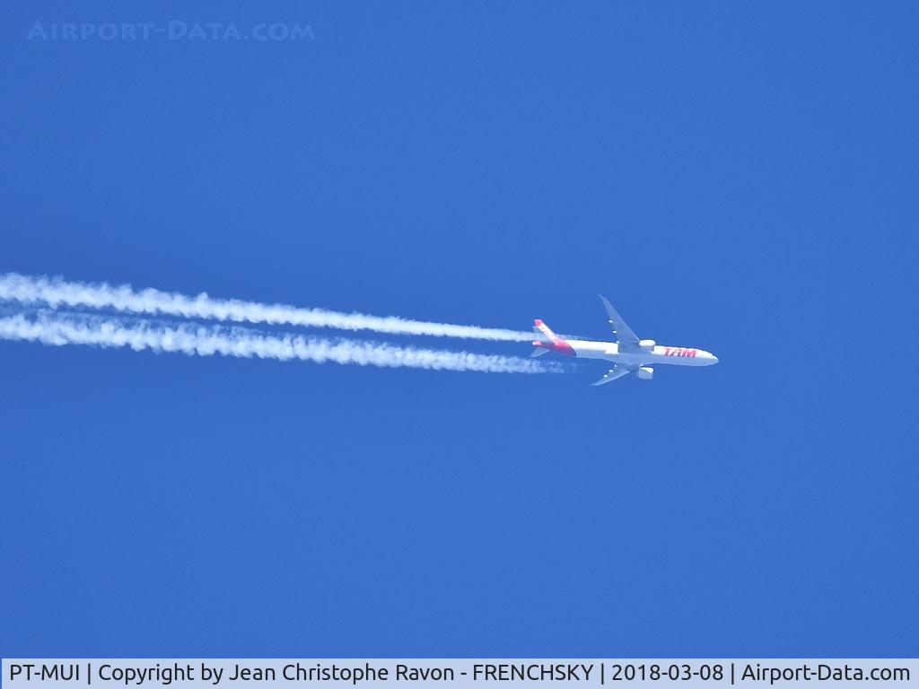 PT-MUI, 2013 Boeing 777-32W/ER C/N 40589, LATAM Brasil flight JJ8070 overflying Bordeaux city