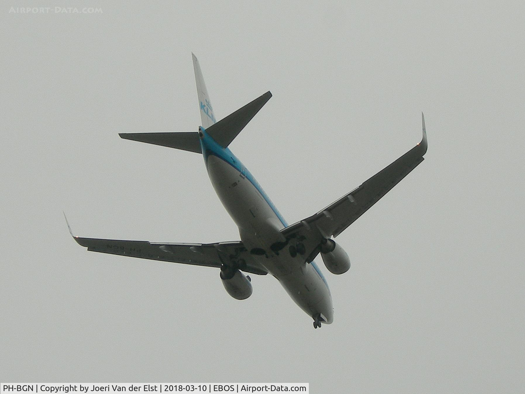 PH-BGN, 2011 Boeing 737-7K2 C/N 38125, Moments before touchdown rwy 26