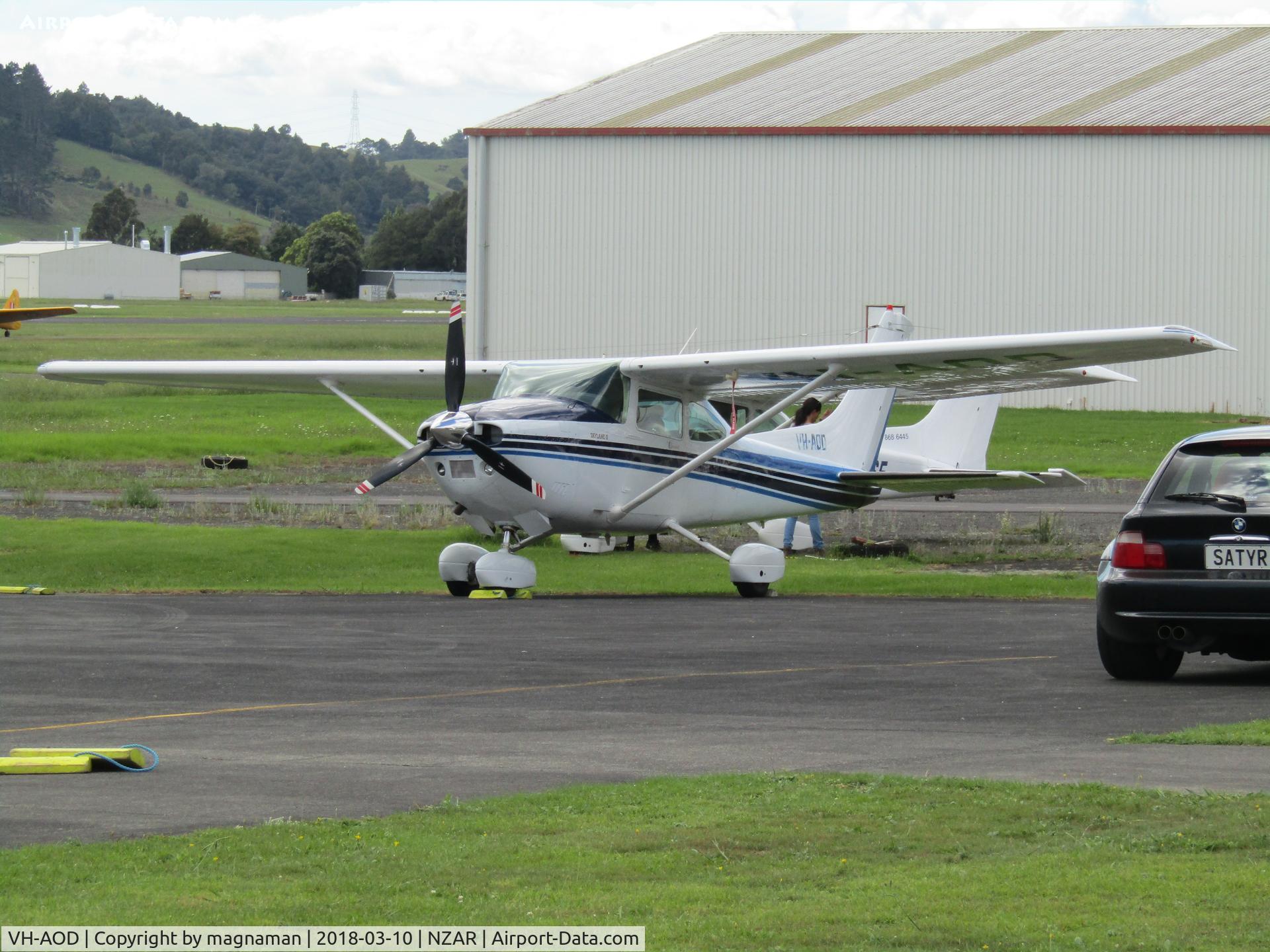 VH-AOD, Cessna 182R Skylane C/N 18268127, just flown over the ditch