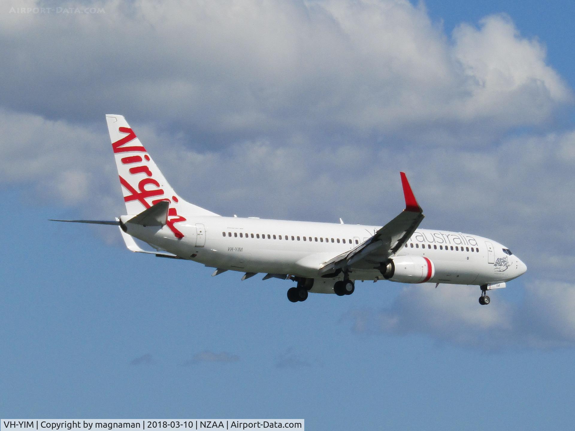 VH-YIM, 2012 Boeing 737-8FE C/N 38716, landing at AKL