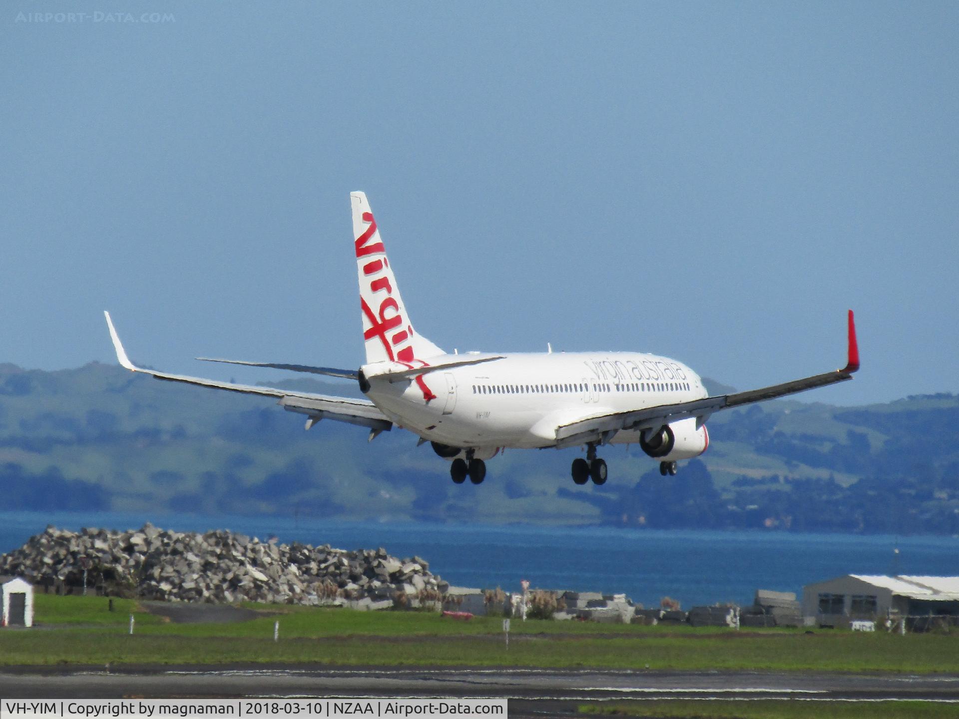 VH-YIM, 2012 Boeing 737-8FE C/N 38716, over threshold