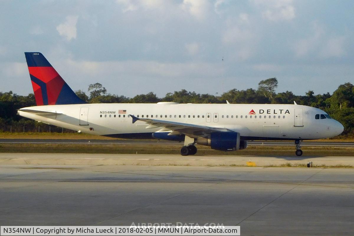 N354NW, 1998 Airbus A320-212 C/N 801, At Cancun