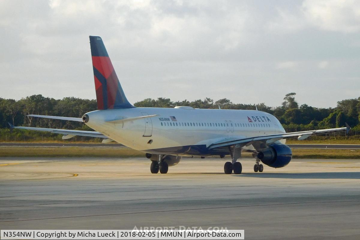 N354NW, 1998 Airbus A320-212 C/N 801, At Cancun