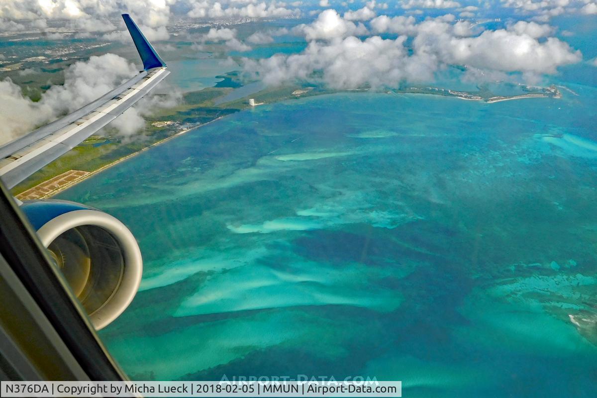 N376DA, 1999 Boeing 737-832 C/N 29624, Climbing out of Cancun