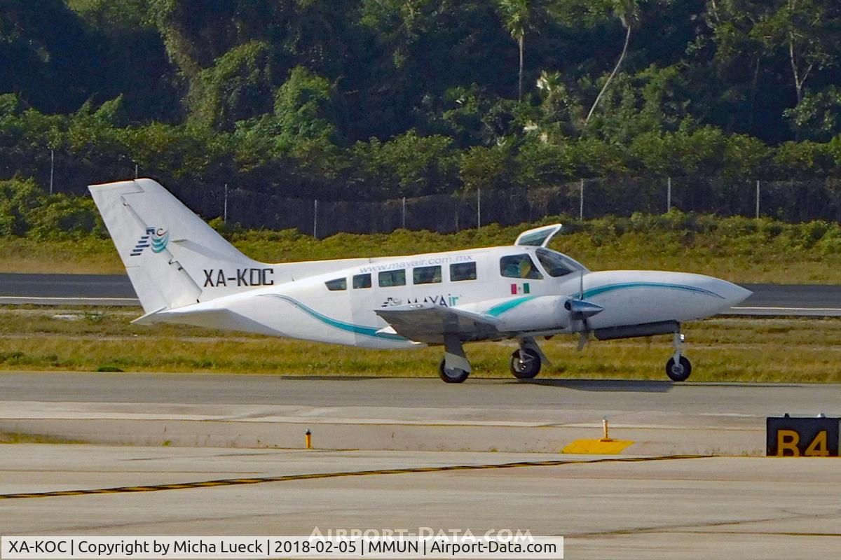 XA-KOC, Cessna 402C Businessliner C/N 402C0301, At Cancun
