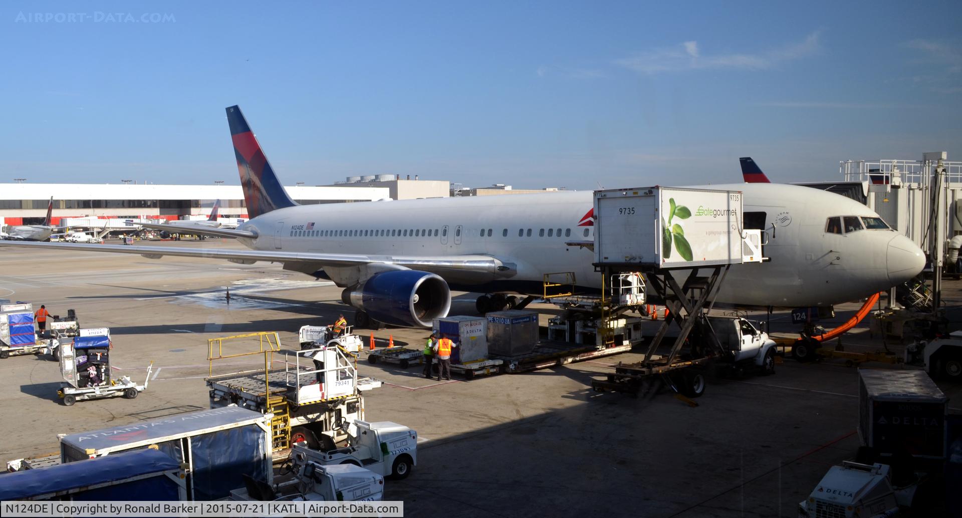 N124DE, 1987 Boeing 767-332 C/N 23438, At the gate Atlanta