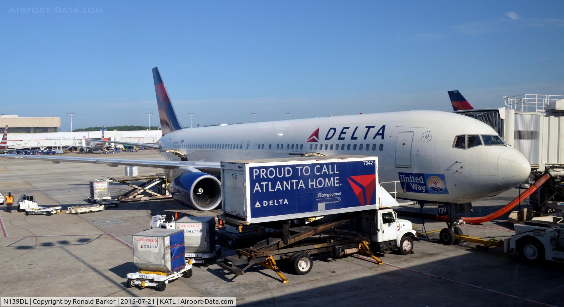 N139DL, 1992 Boeing 767-332 C/N 25984, At et the gate Atlanta