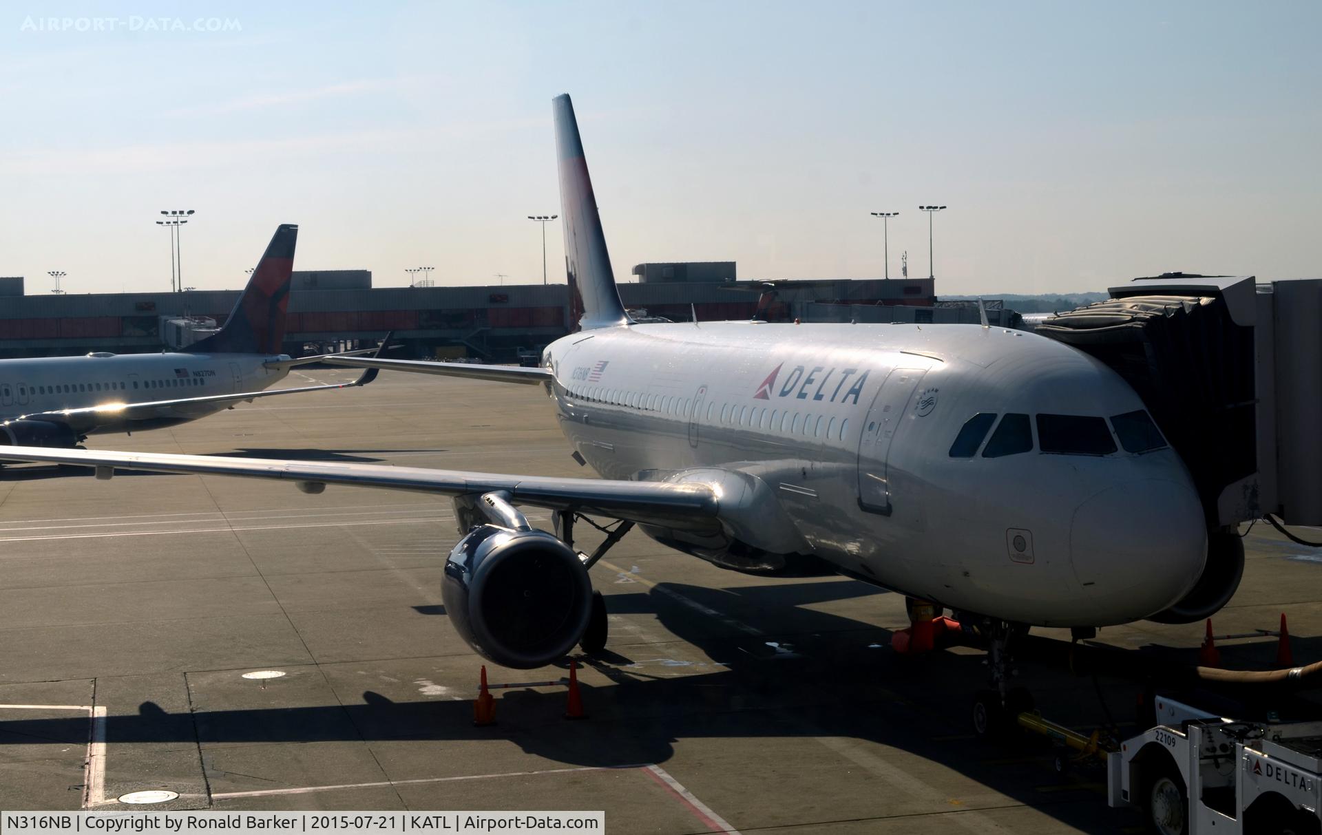 N316NB, 2000 Airbus A319-114 C/N 1249, At the gate Atlanta